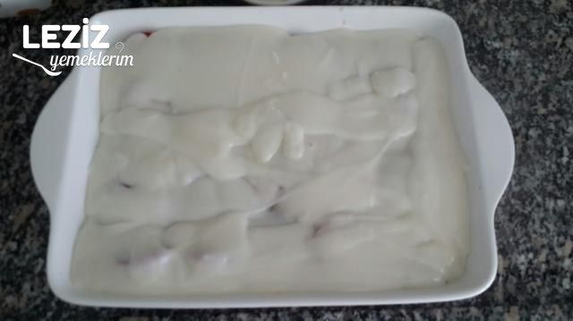 Çilekli Kedidili Pastası