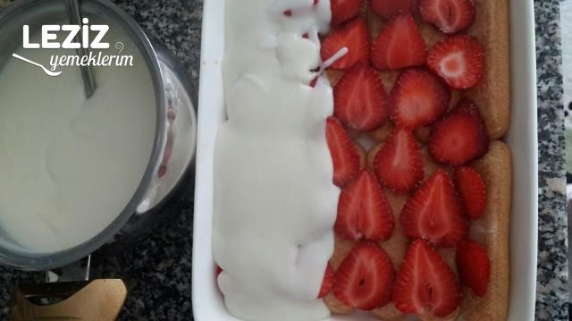 Çilekli Kedidili Pastası