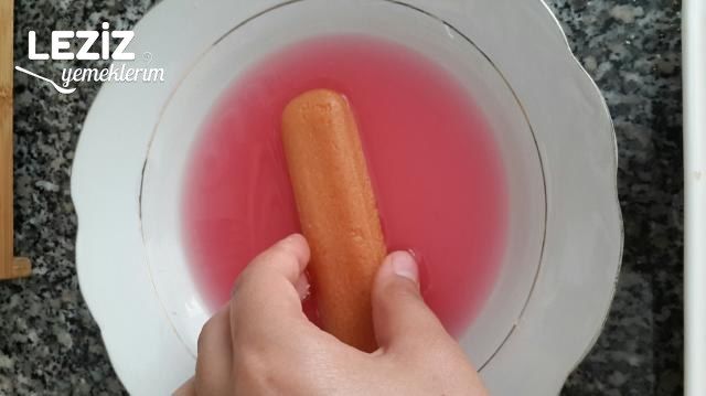 Çilekli Kedidili Pastası