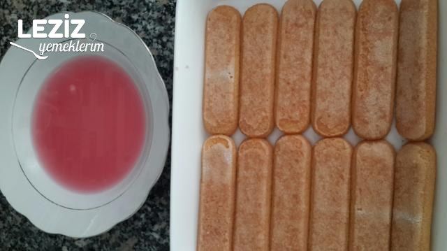 Çilekli Kedidili Pastası