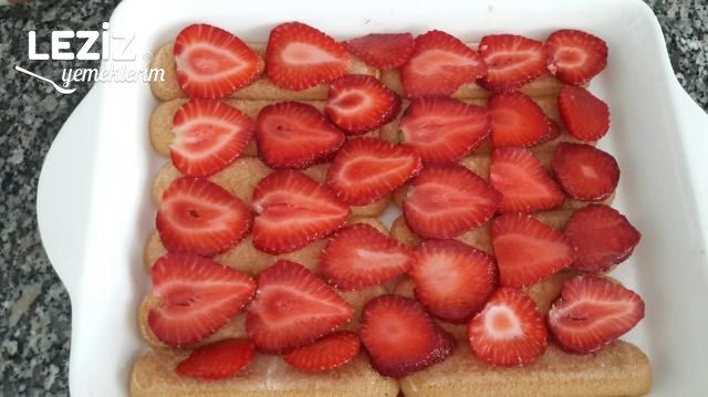 Çilekli Kedidili Pastası