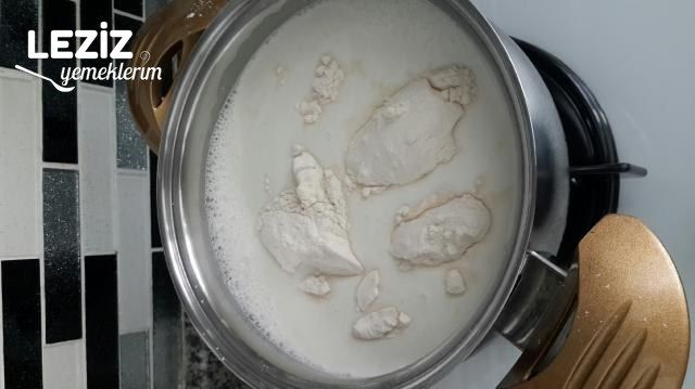 Çilekli Kedidili Pastası