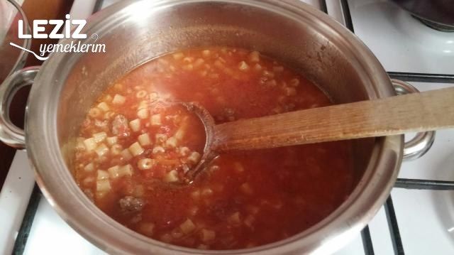 Kıymalı Domates Soslu Makarna Çorbası