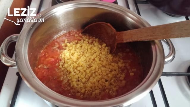 Kıymalı Domates Soslu Makarna Çorbası