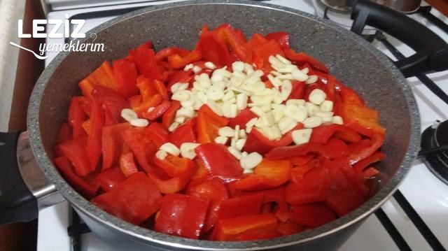 Yağlı Kırmızı Biber Turşusu Tarifi