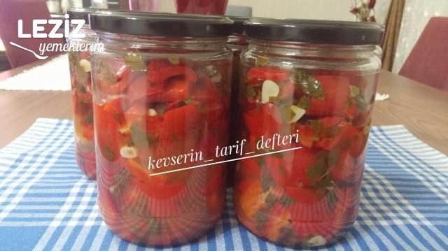Yağlı Kırmızı Biber Turşusu Tarifi