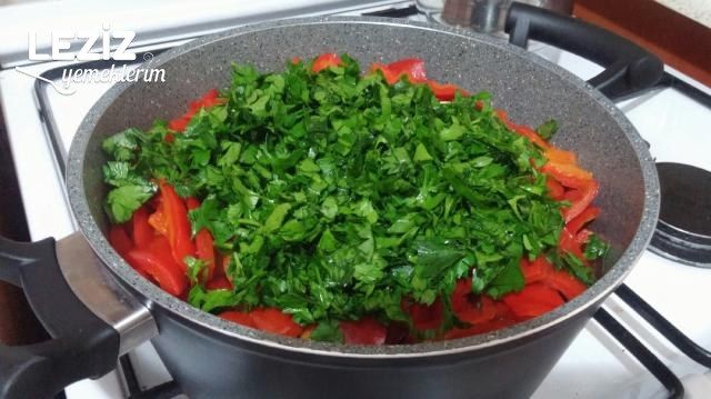 Yağlı Kırmızı Biber Turşusu Tarifi