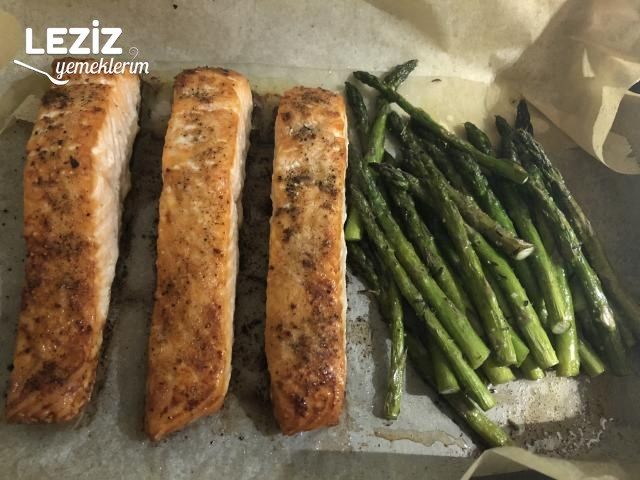 Fırında Baharatlı Somon Ve Kuşkonmaz