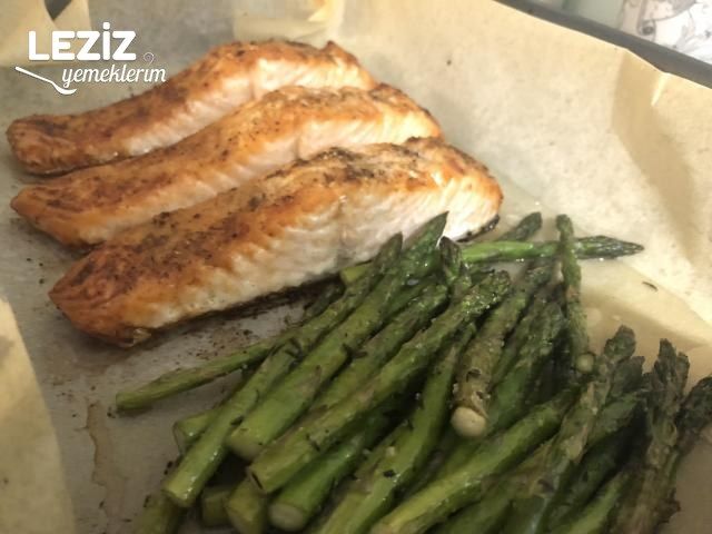 Fırında Baharatlı Somon Ve Kuşkonmaz