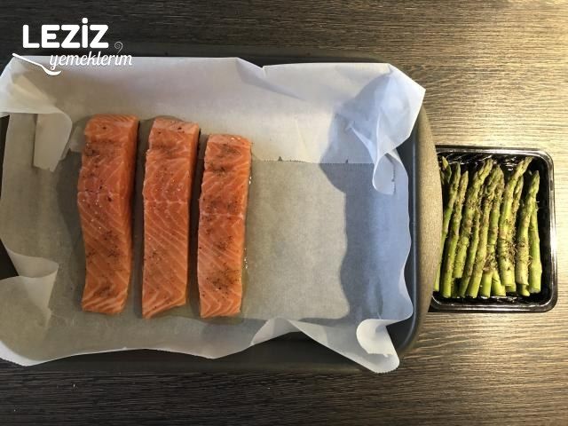 Fırında Baharatlı Somon Ve Kuşkonmaz
