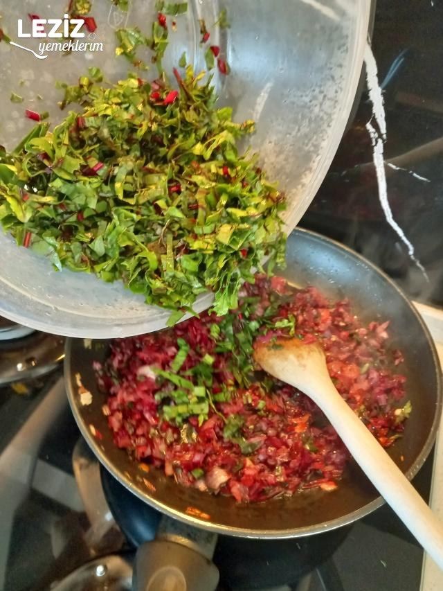 Kırmızı Pancar Yaprağı Kavurması