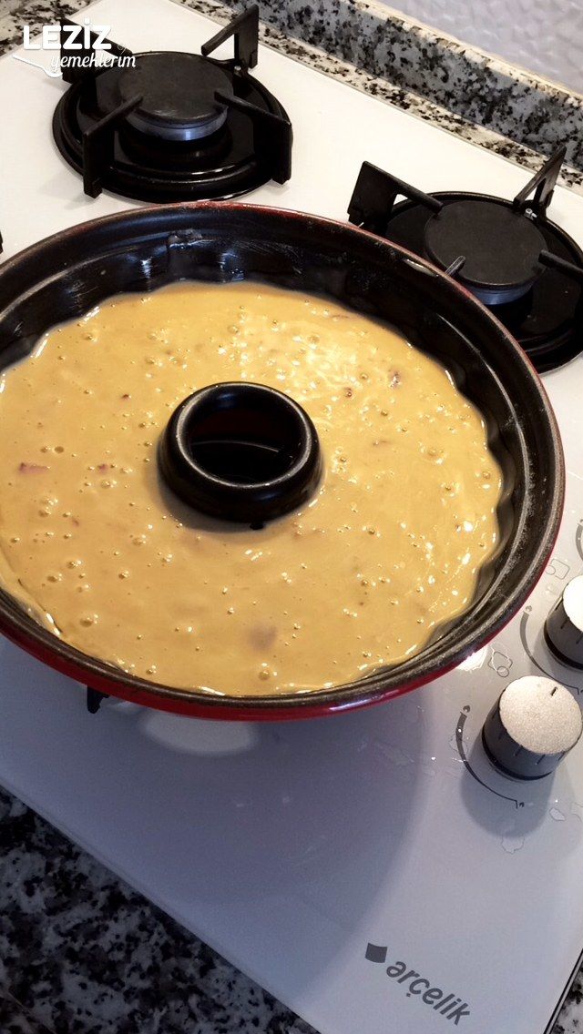 Çikolata Soslu Çilekli Kek