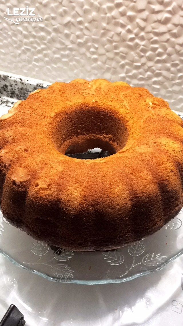 Çikolata Soslu Çilekli Kek