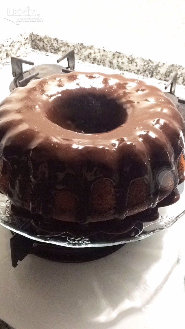 Çikolata Soslu Çilekli Kek