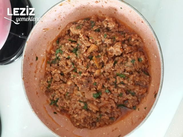 Kıymalı Soslu Gül Böreği