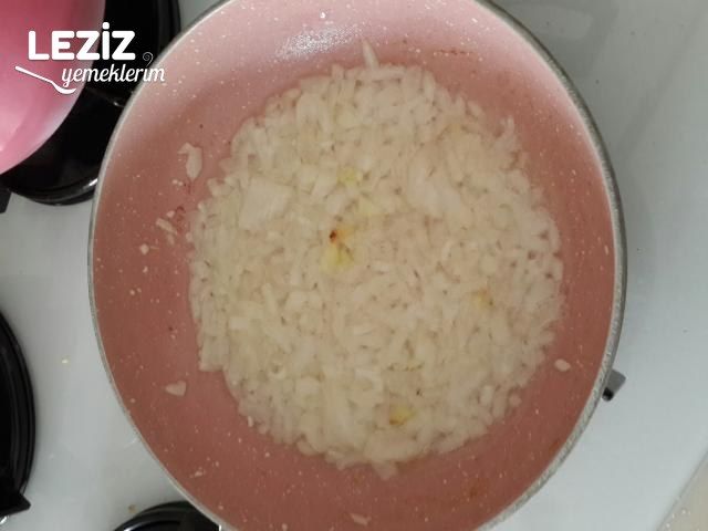 Kıymalı Soslu Gül Böreği