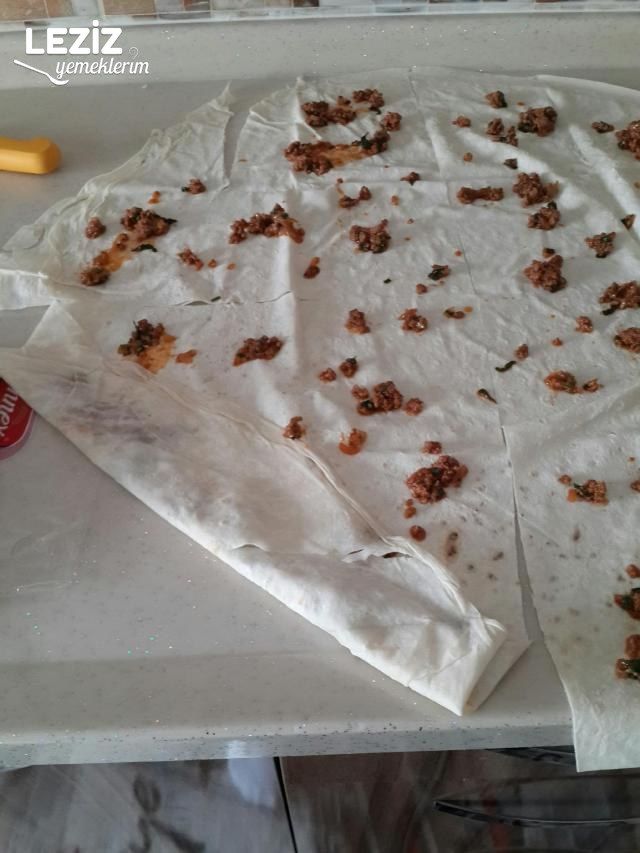 Kıymalı Soslu Gül Böreği