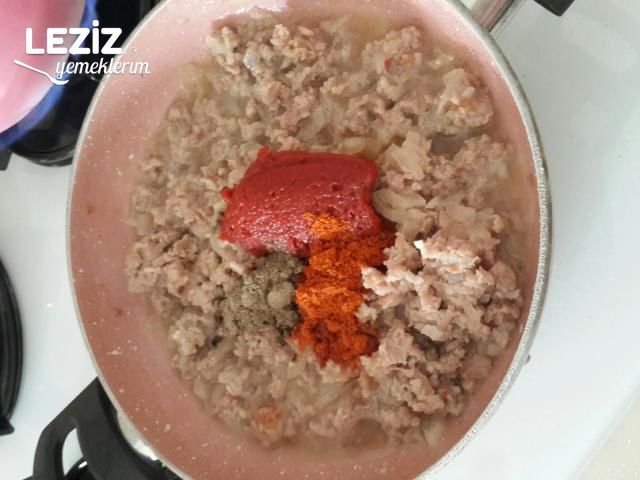 Kıymalı Soslu Gül Böreği