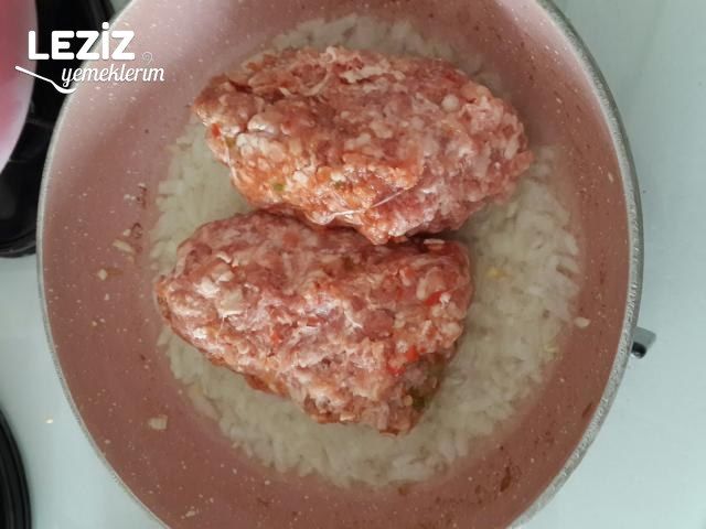 Kıymalı Soslu Gül Böreği