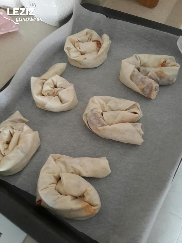 Kıymalı Soslu Gül Böreği