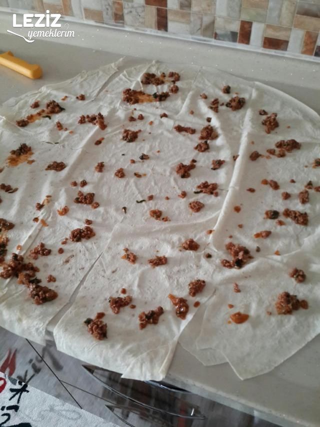 Kıymalı Soslu Gül Böreği