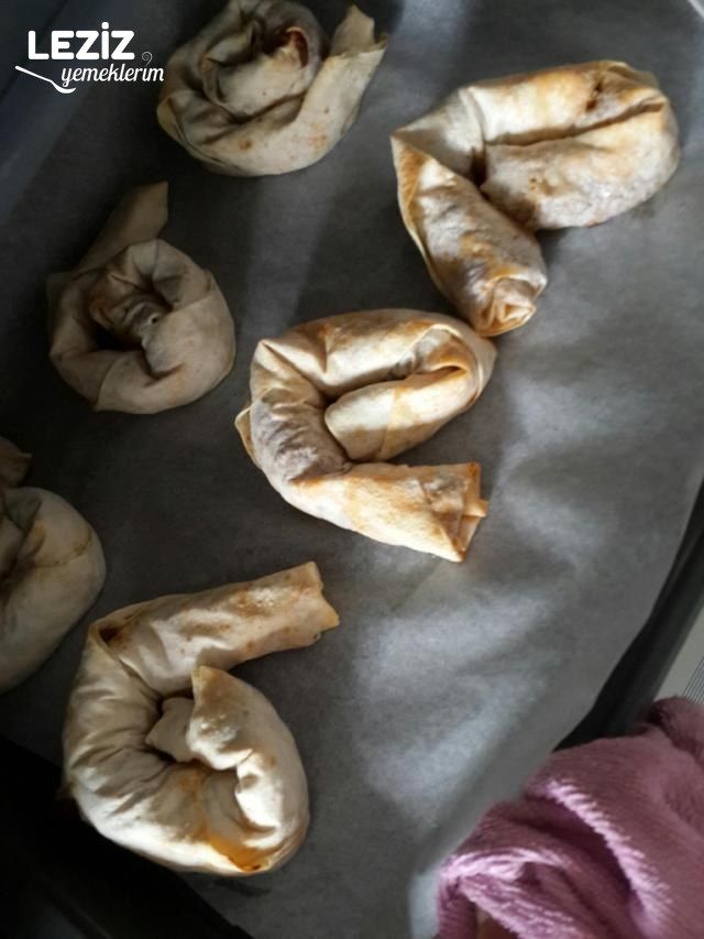 Kıymalı Soslu Gül Böreği