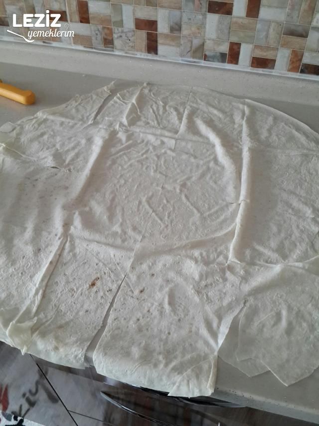 Kıymalı Soslu Gül Böreği