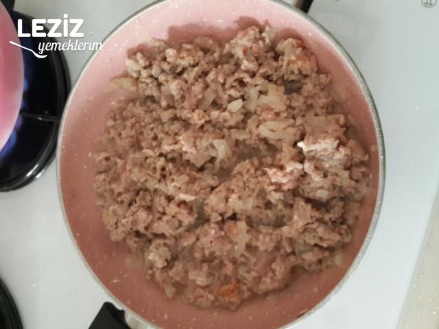 Kıymalı Soslu Gül Böreği