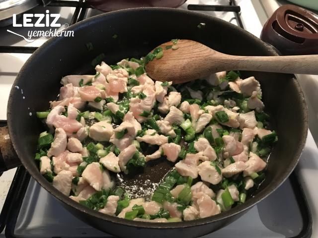 Tavuklu Garnitürlü Pirinç Pilavı