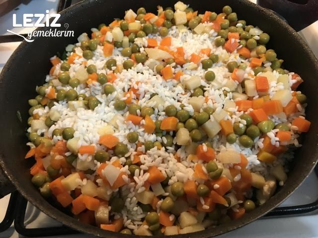 Tavuklu Garnitürlü Pirinç Pilavı