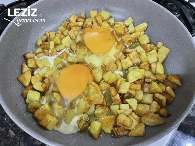 Kahvaltılık Patatesli Kaşarlı Yumurta