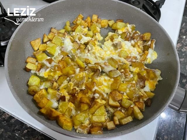 Kahvaltılık Patatesli Kaşarlı Yumurta