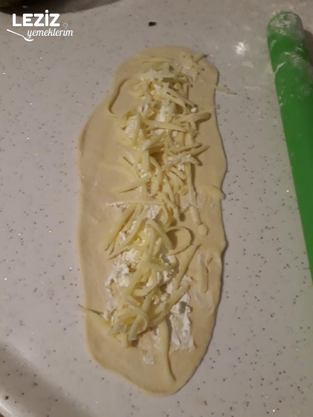 Peynirli Ve Kıymalı Kır Pidesi