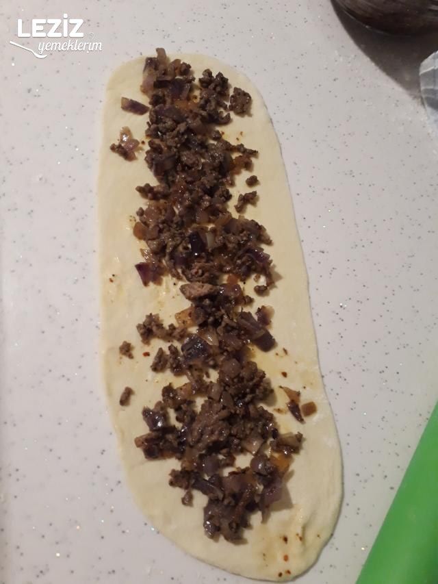 Peynirli Ve Kıymalı Kır Pidesi