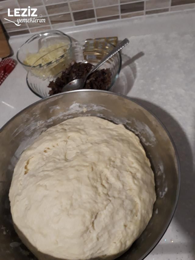 Peynirli Ve Kıymalı Kır Pidesi