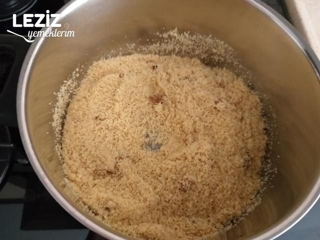 Cevizli İrmik Helvası (Bir Yemek Kaşığı Tereyağı İle)