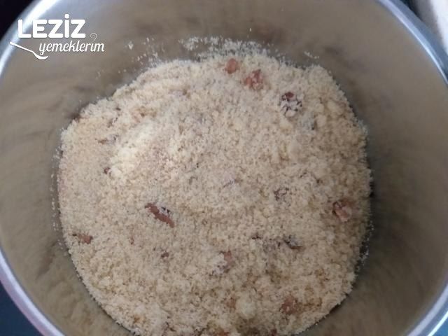 Cevizli İrmik Helvası (Bir Yemek Kaşığı Tereyağı İle)