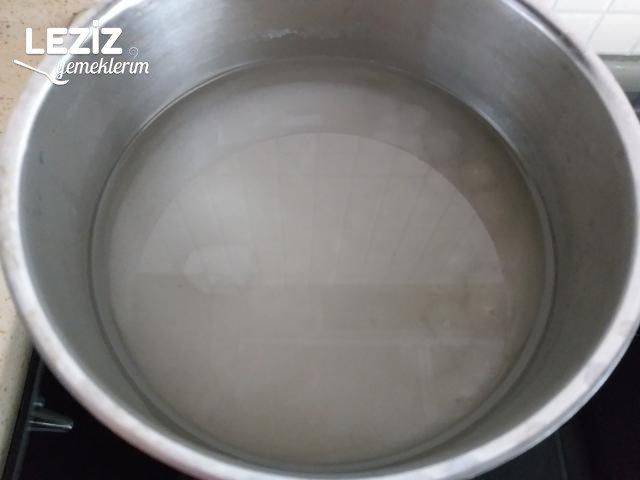 Cevizli İrmik Helvası (Bir Yemek Kaşığı Tereyağı İle)