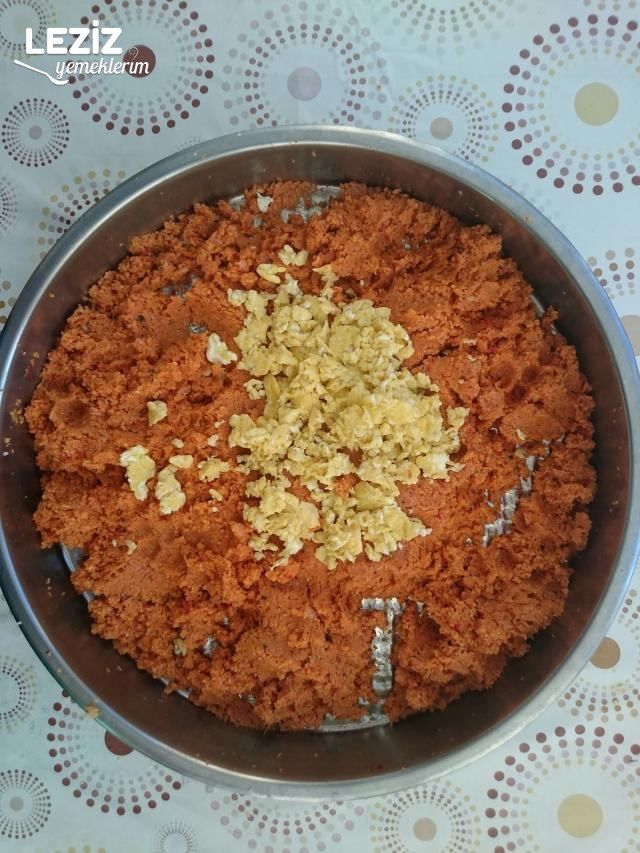 Yumurtalı Çiğ Köfte Yapılışı