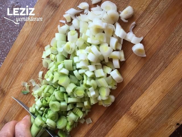 El Açması Pırasalı Börek