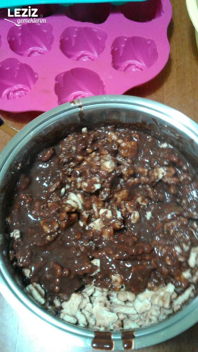 Gül Şekilli Bisküvi Tatlısı