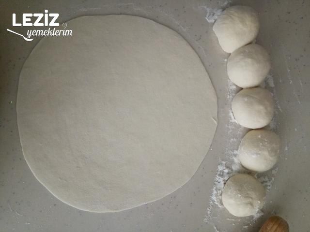 Mayasız Hamurdan Peynirli Gözleme