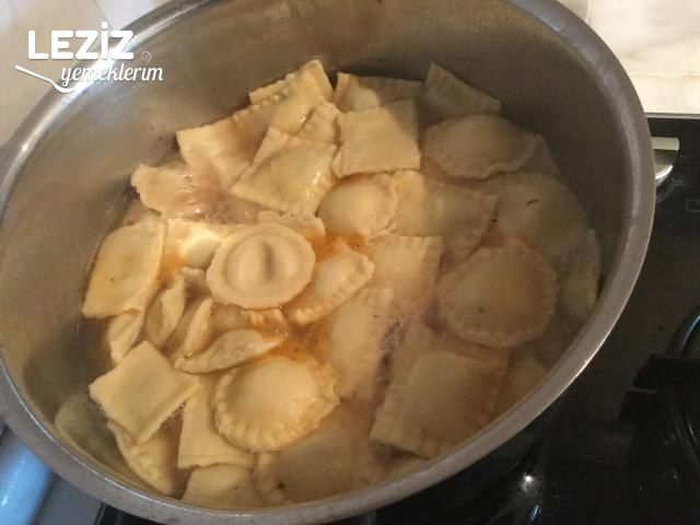 Ravioli Makarna Peynir Dolgulu Domates Soslu
