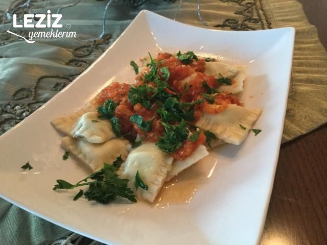 Ravioli Makarna Peynir Dolgulu Domates Soslu