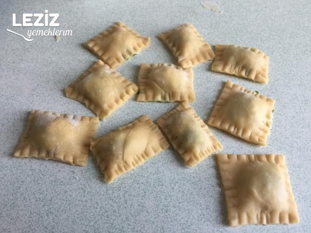 Ravioli Makarna Peynir Dolgulu Domates Soslu