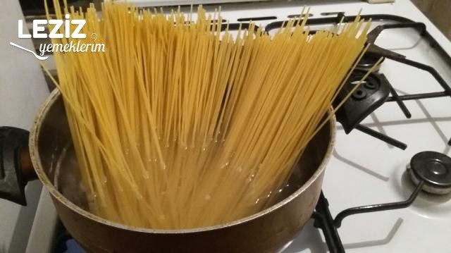 Domates Soslu Leziz Spagetti