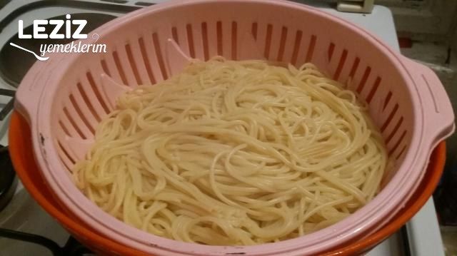 Domates Soslu Leziz Spagetti