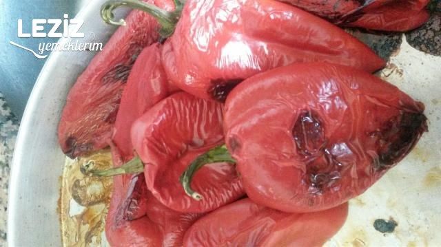 Soğanlı Közlenmiş Biber Salatası