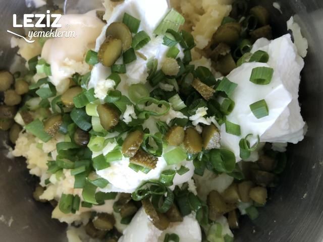 Nefis Yoğurtlu Patates Salatası Tarifi
