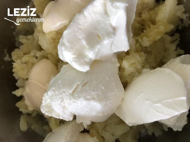 Nefis Yoğurtlu Patates Salatası Tarifi